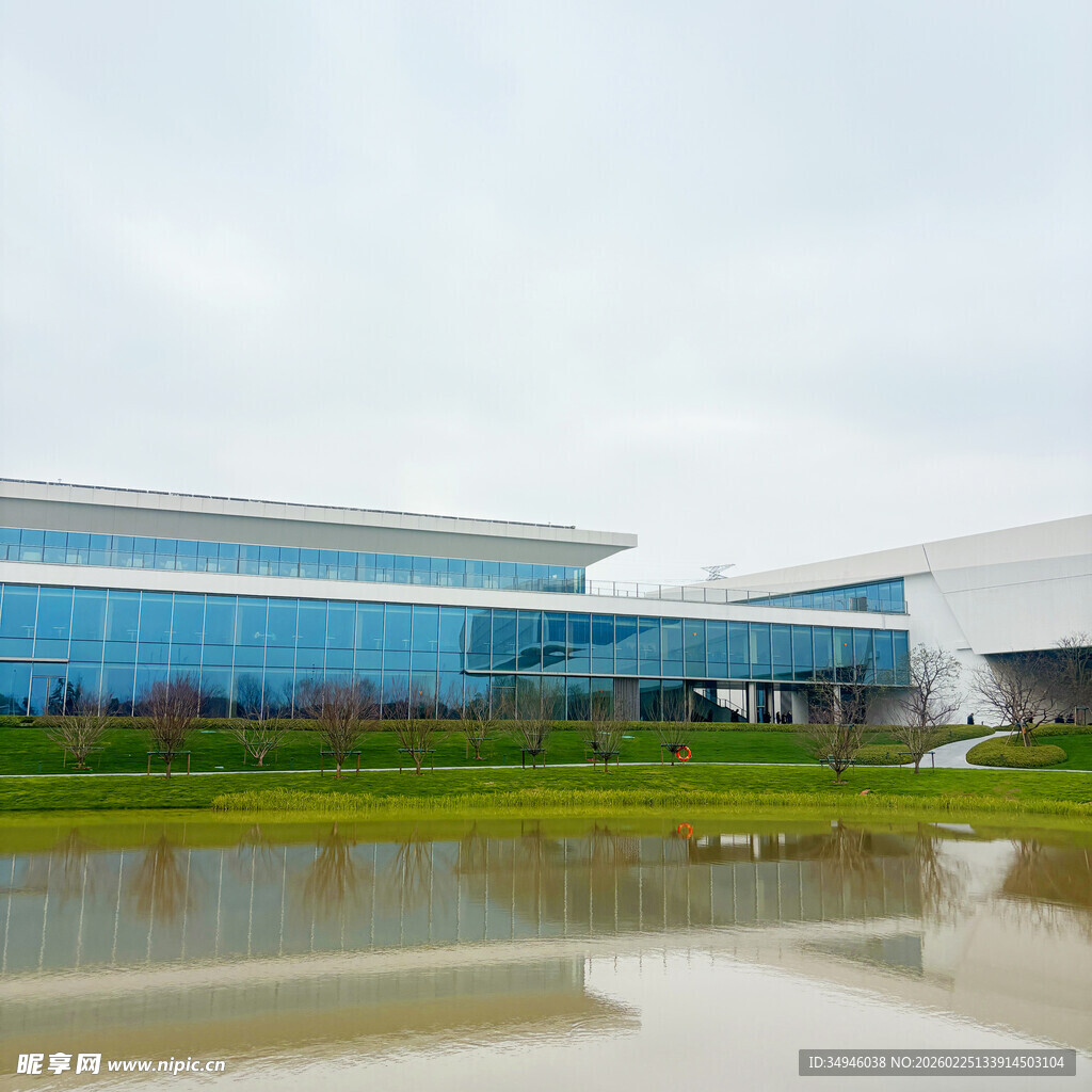 现代建筑旁湖泊景观