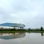 湖边工厂建筑及其倒影