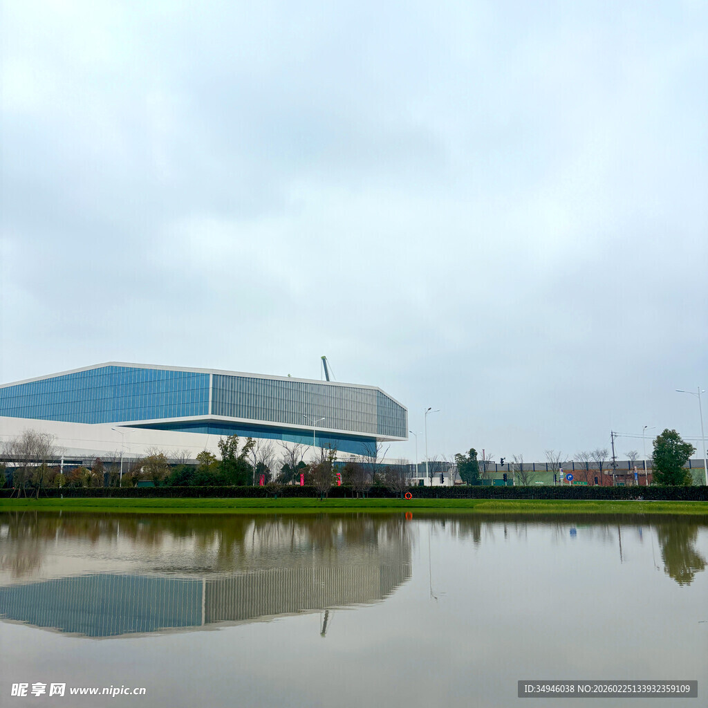 湖边工厂建筑及其倒影