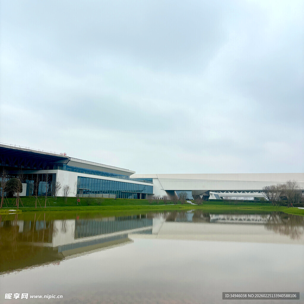 工厂外景与前方积水倒影