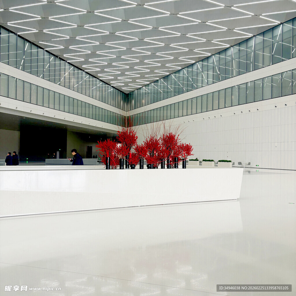 现代大厅内的红色雕塑装置