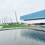 现代建筑旁的宁静水域