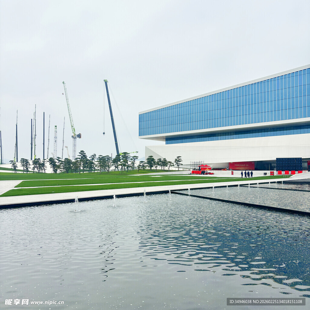 现代建筑旁的宁静水域