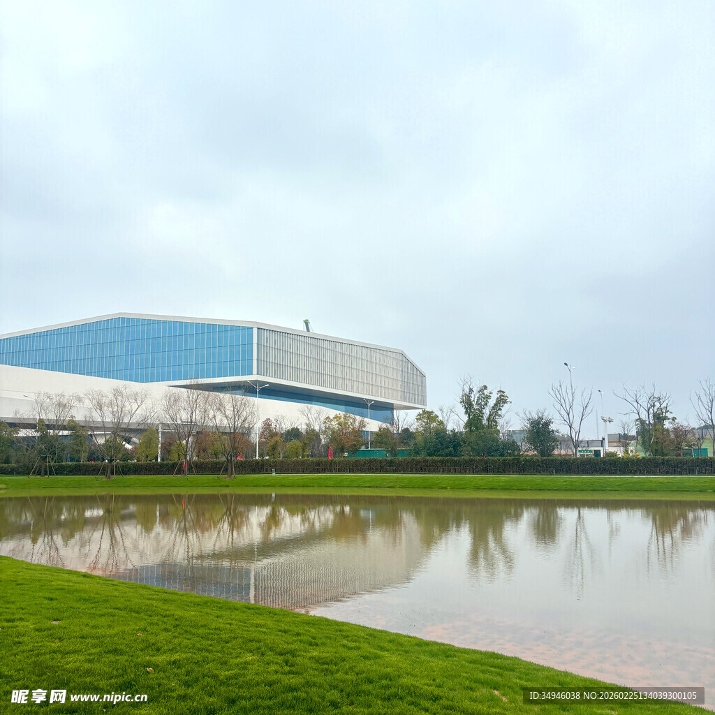 湖畔旁的现代化建筑景观