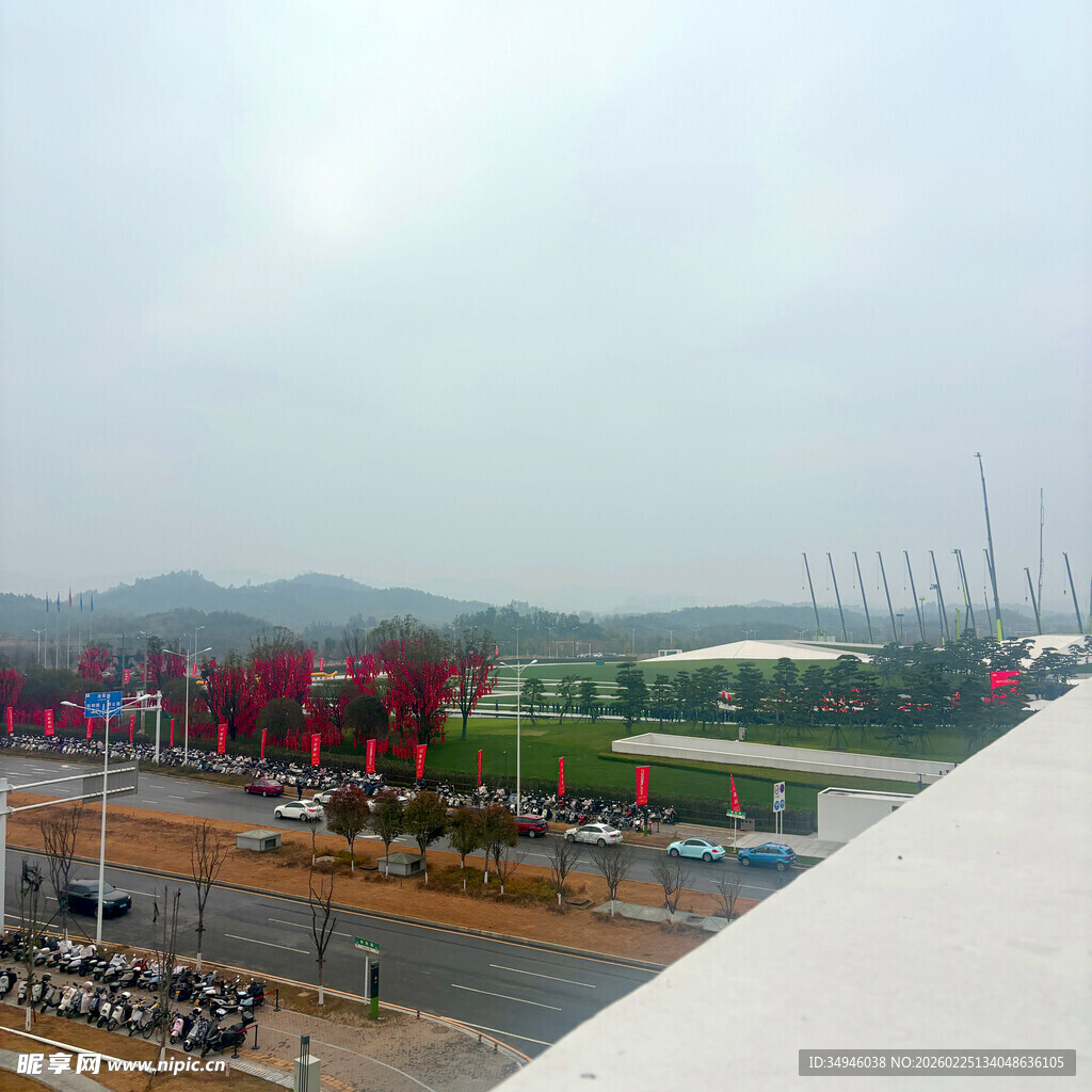 俯瞰城市景观与道路设施