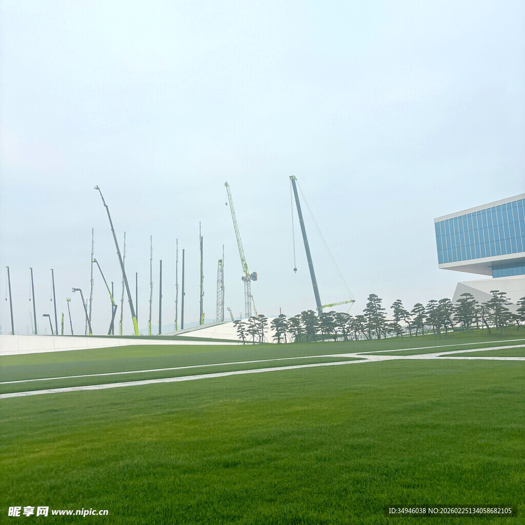 户外草坪与林立设施景观