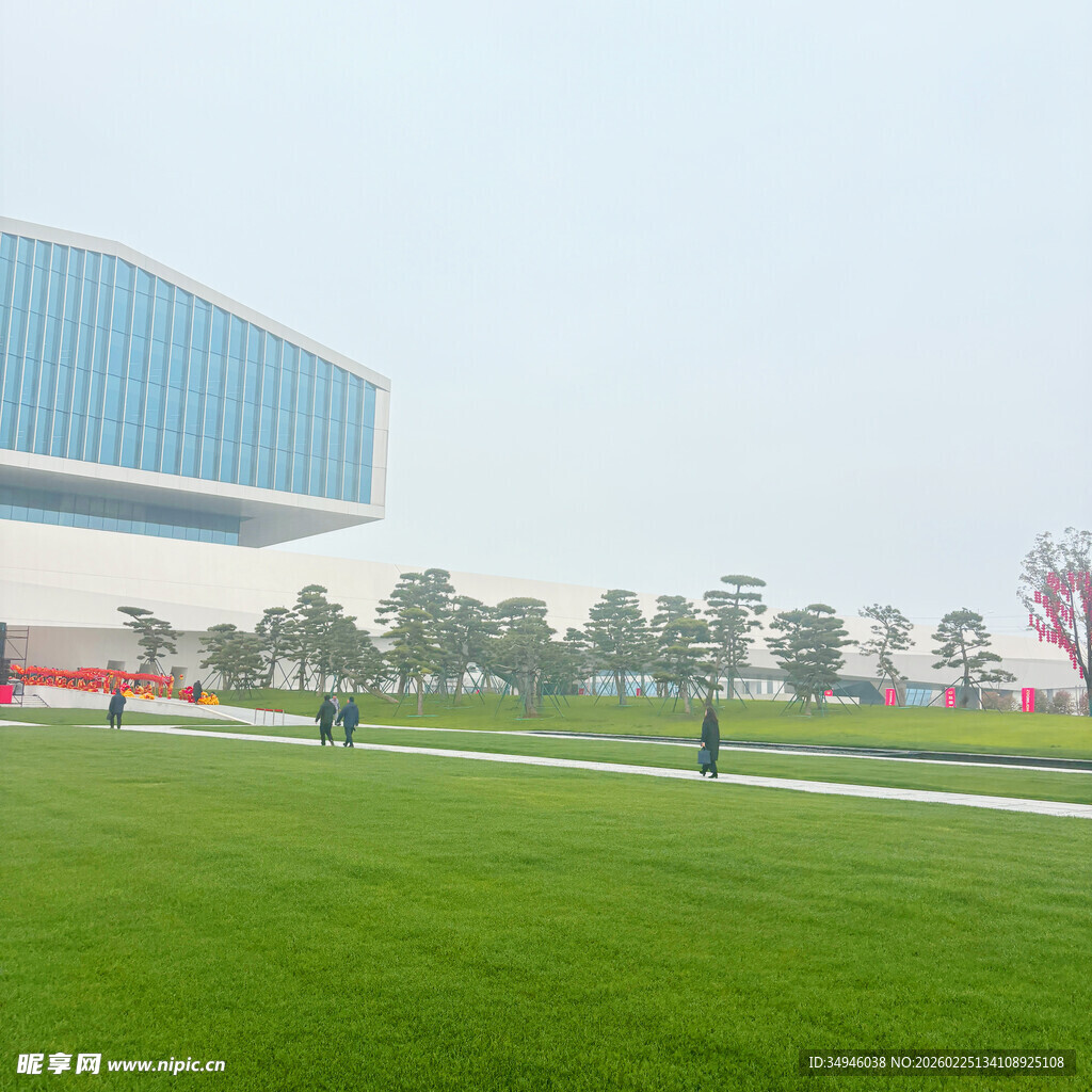 现代建筑旁的大片绿茵草地