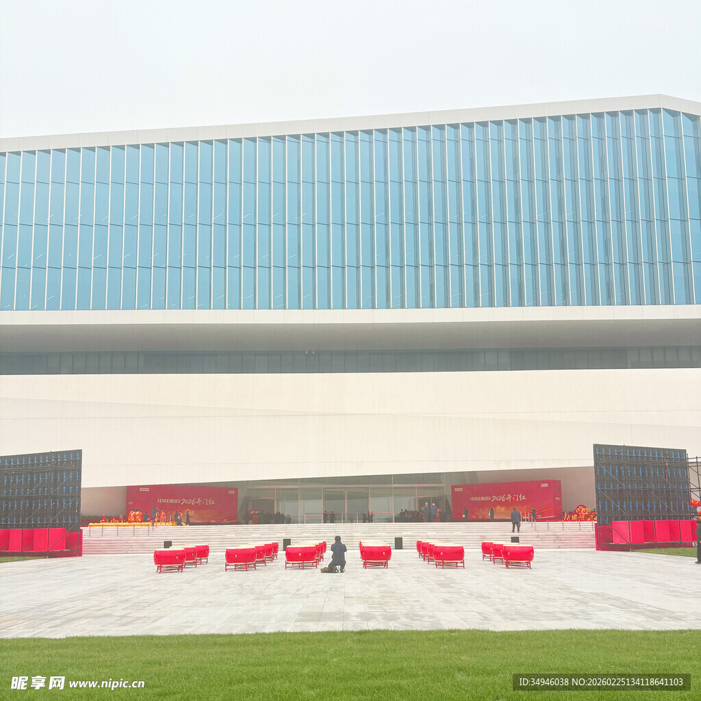 现代建筑前的红色座椅景观