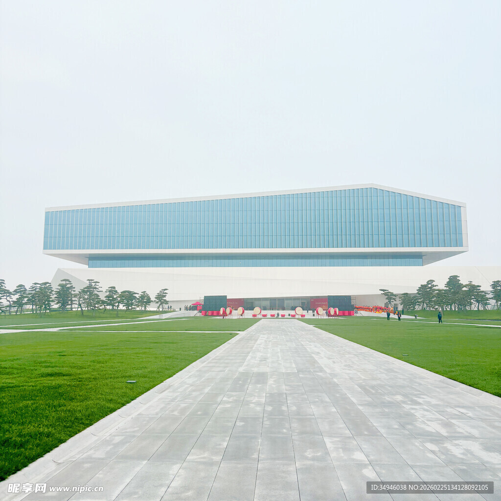 现代化厂房前的开阔大道