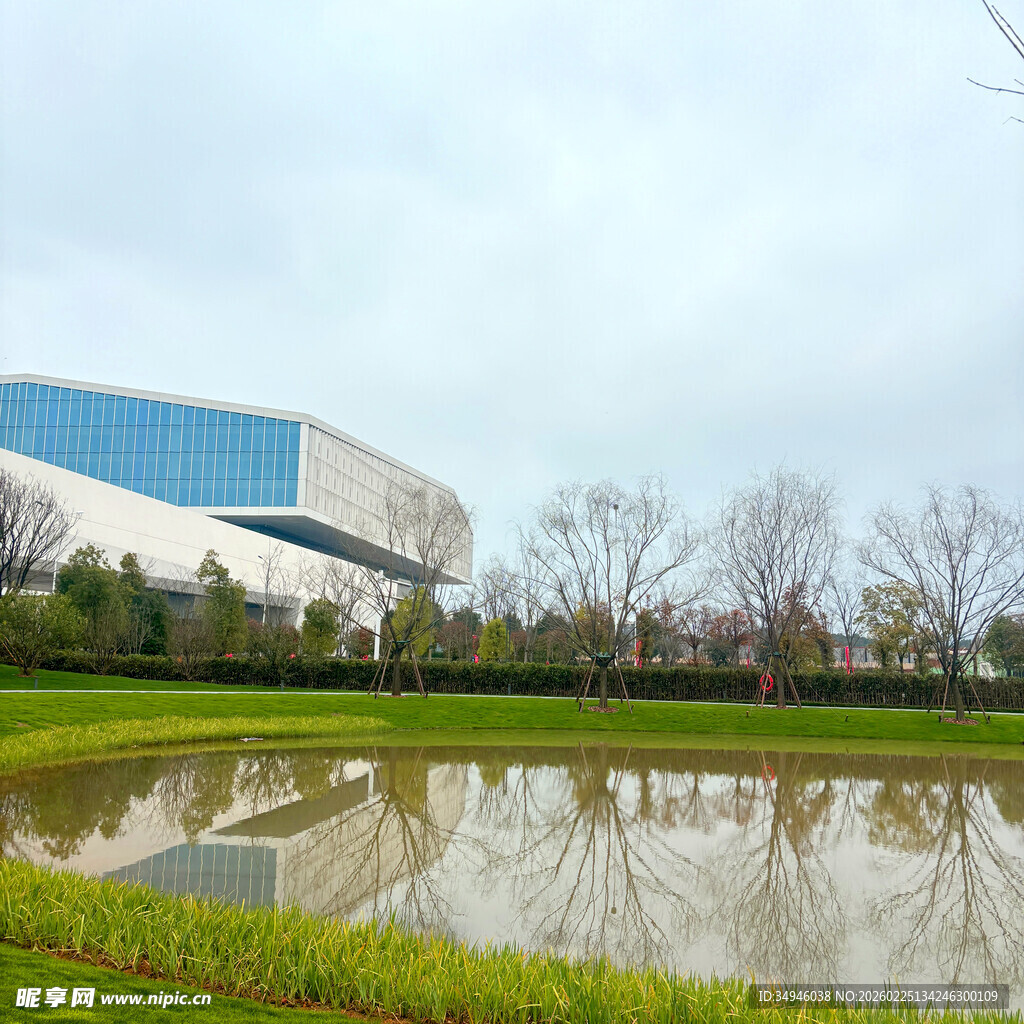 现代建筑与水边景致相映