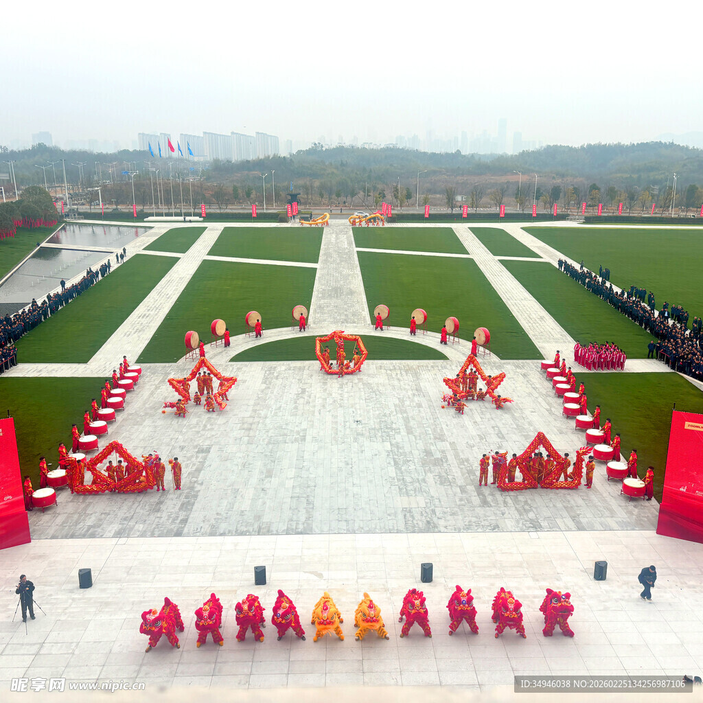 广场上的庆典仪式场景