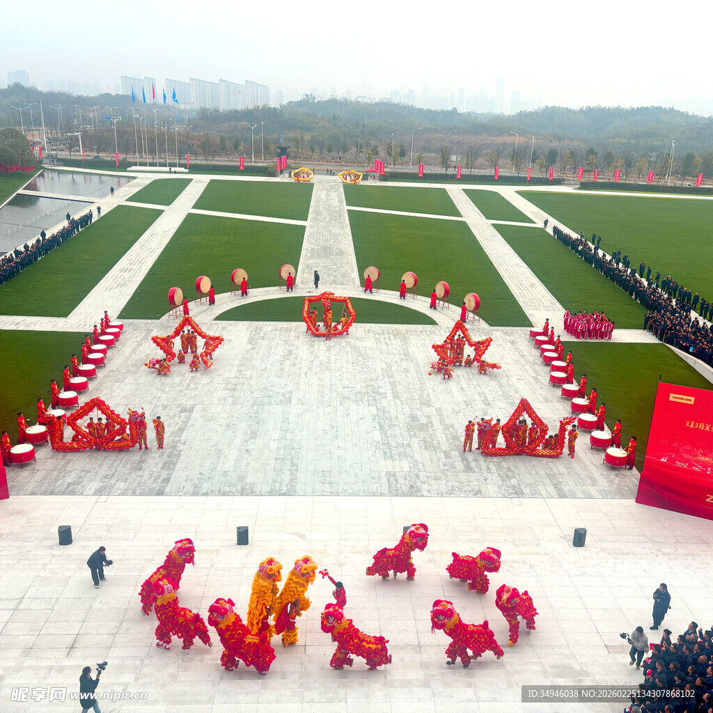 广场上的红色雕塑景观