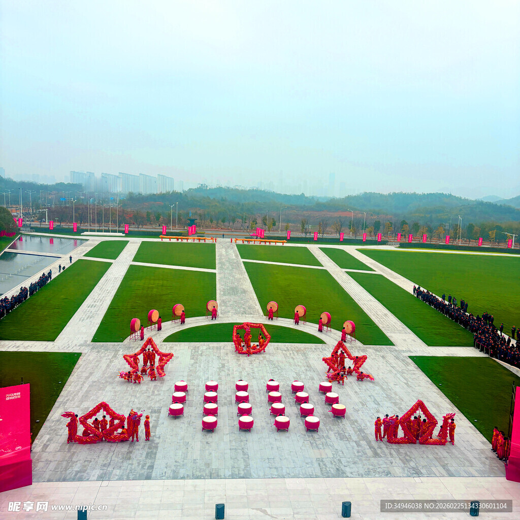 广场上的红色景观布置