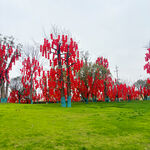 草地上的红色装饰树景观