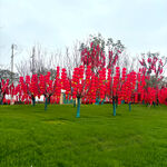 红绸装点的翠绿草坪景观