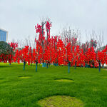 绿地中的艳丽红树景观