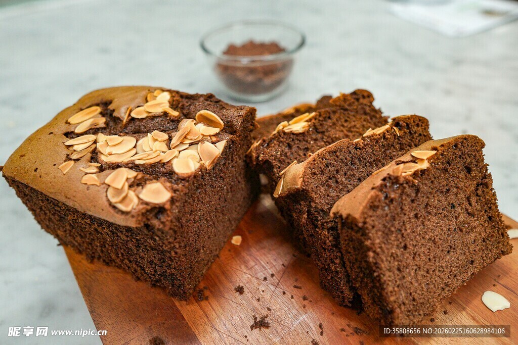 切片巧克力坚果蛋糕