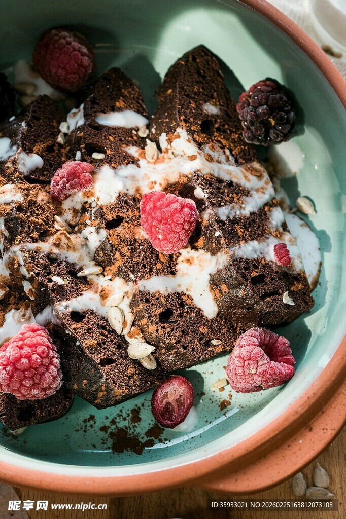 覆盆子巧克力碎酸奶碗