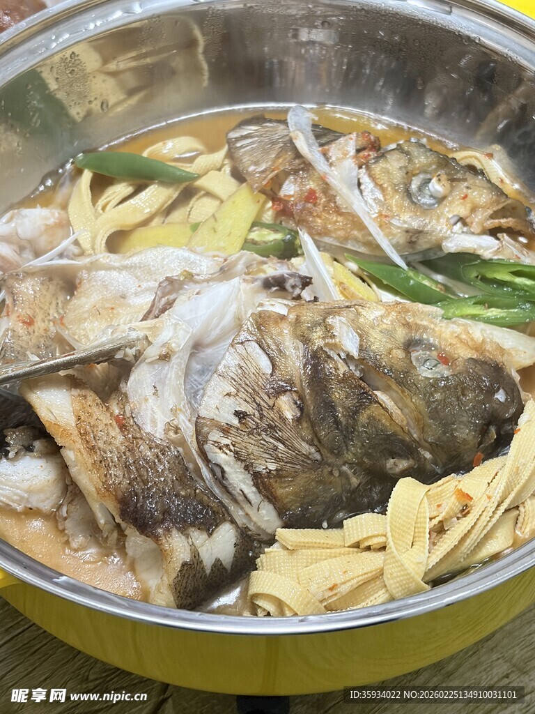 锅中炖煮的鲜鱼及配菜