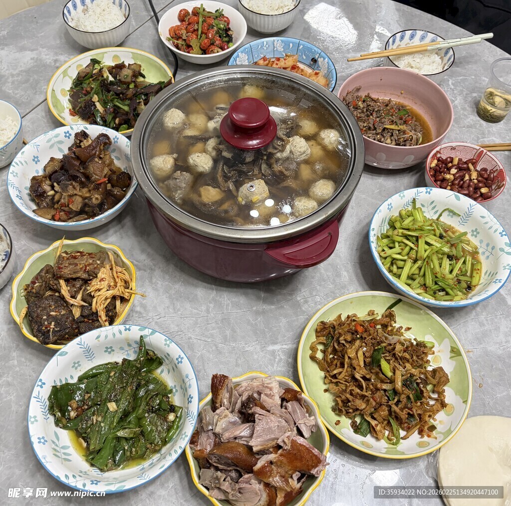 丰盛家宴美食摆满一桌