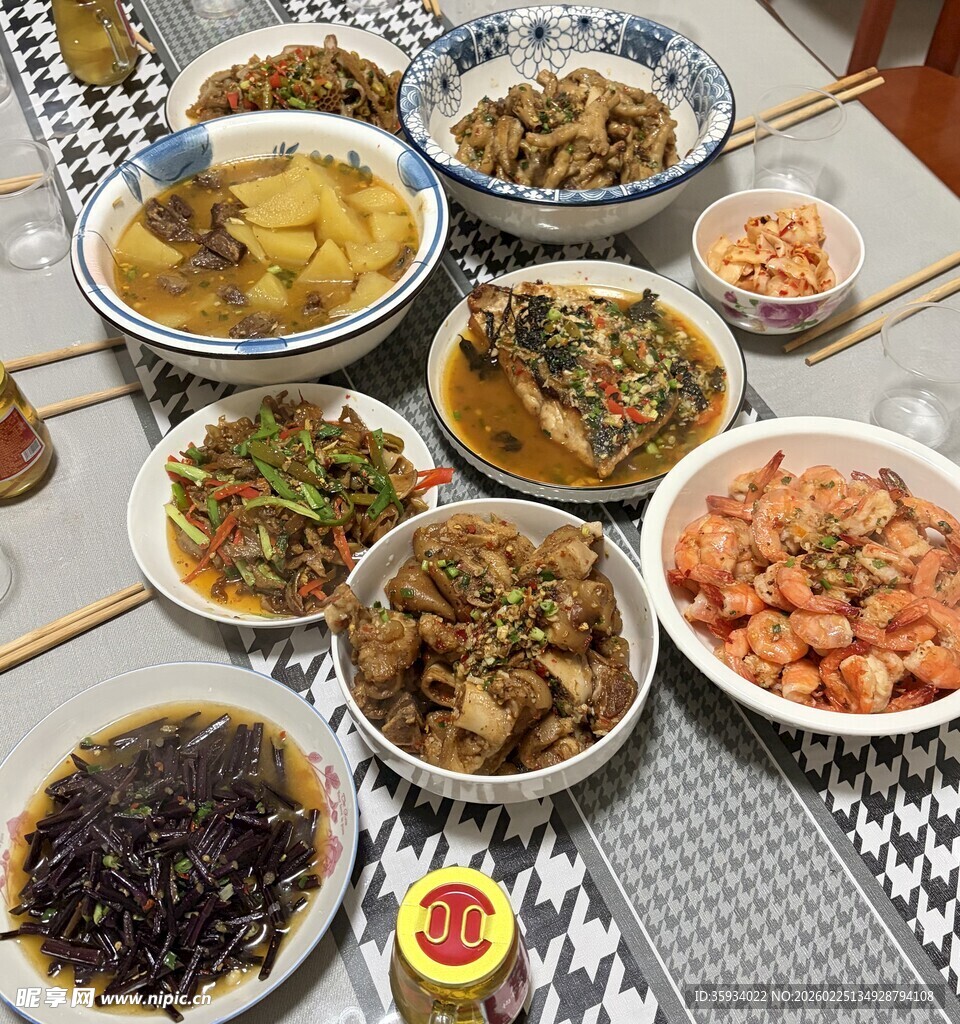 丰盛中式菜肴摆满一桌