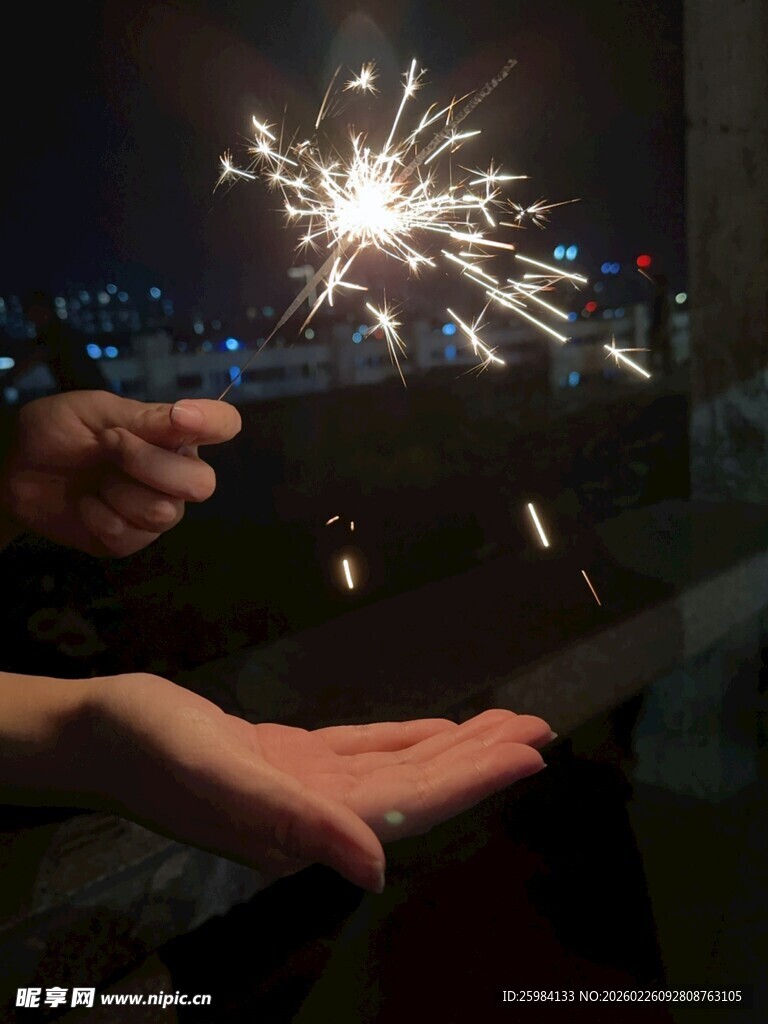 手中绽放的绚烂烟火