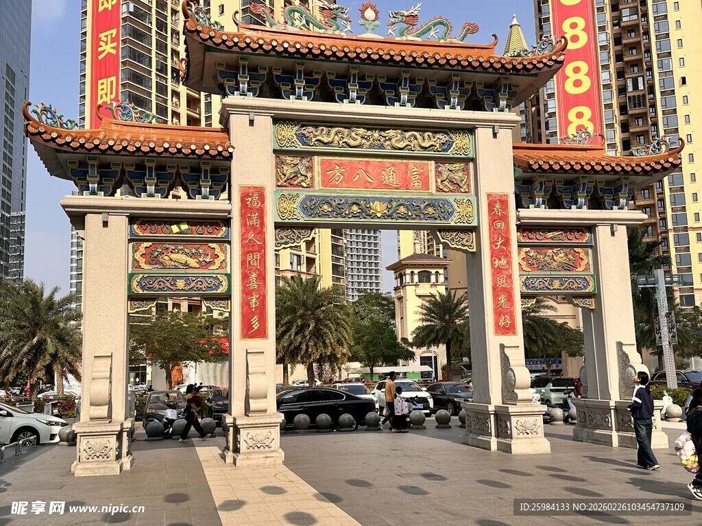 阳光下的揭阳富通八方牌坊