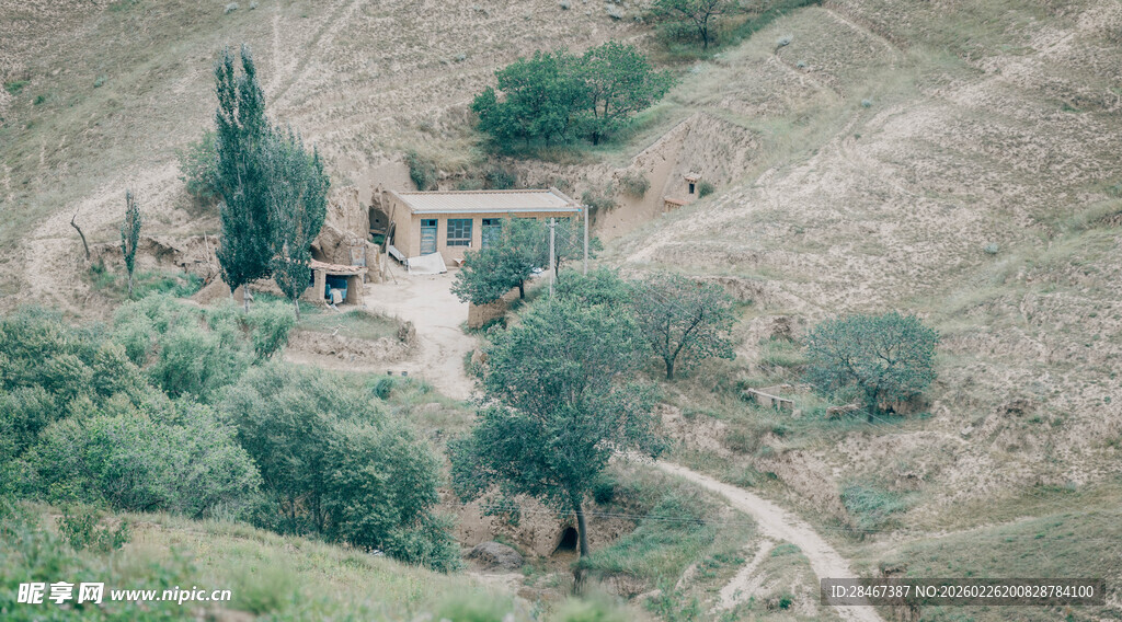 山间静谧小屋与蜿蜒小路