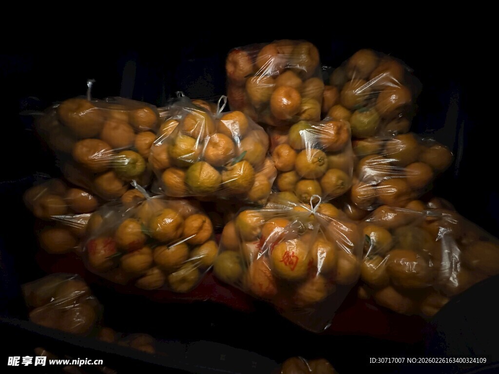 袋装橘子堆放在一起