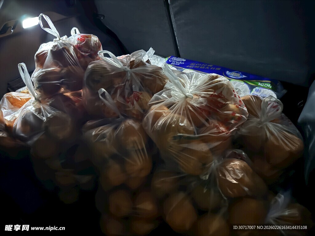 袋装橘子堆放在一起