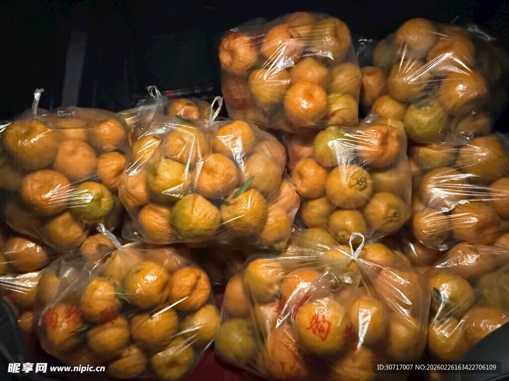 一堆饱满的橙色果实