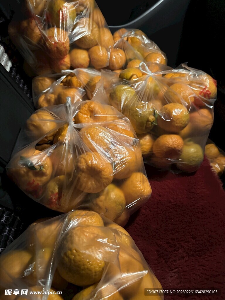 袋装橙子堆放在一起