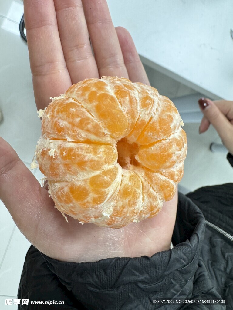 手中的剥好的新鲜橘子