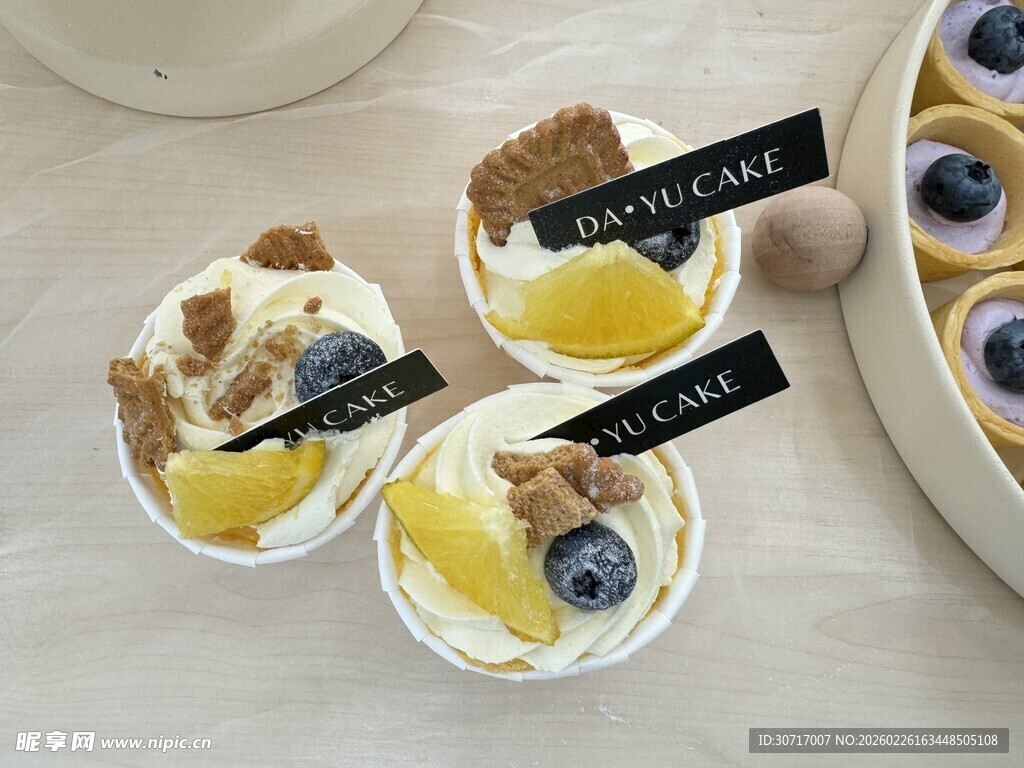 精致美味的水果甜品拼盘