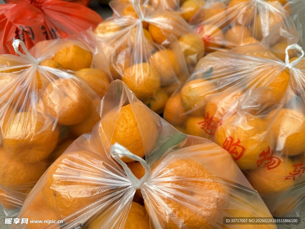 袋装水果堆放在一起