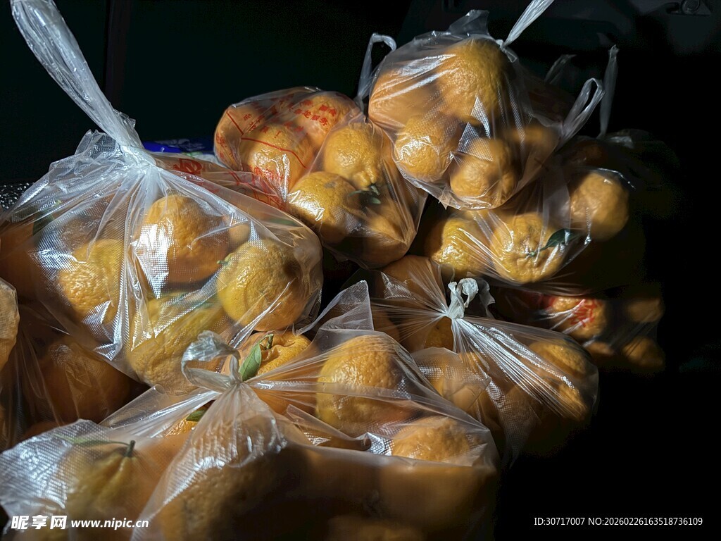 袋装新鲜橘子堆叠