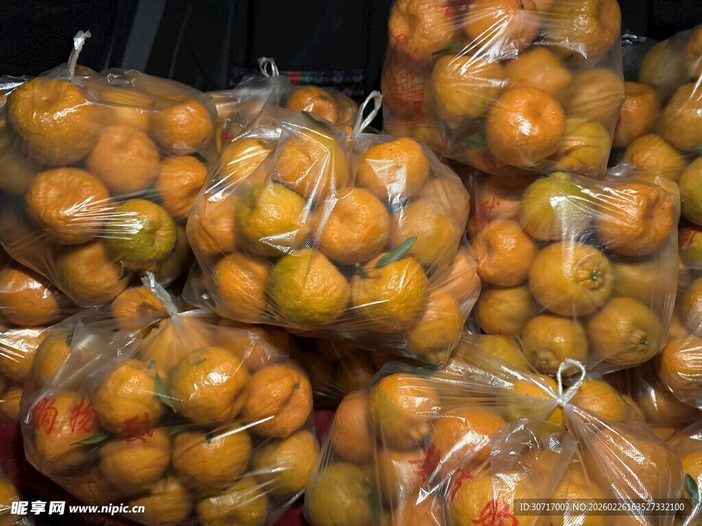 袋装橘子堆成小山