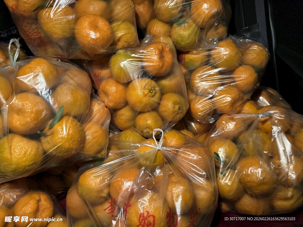 袋装橘子堆成小山