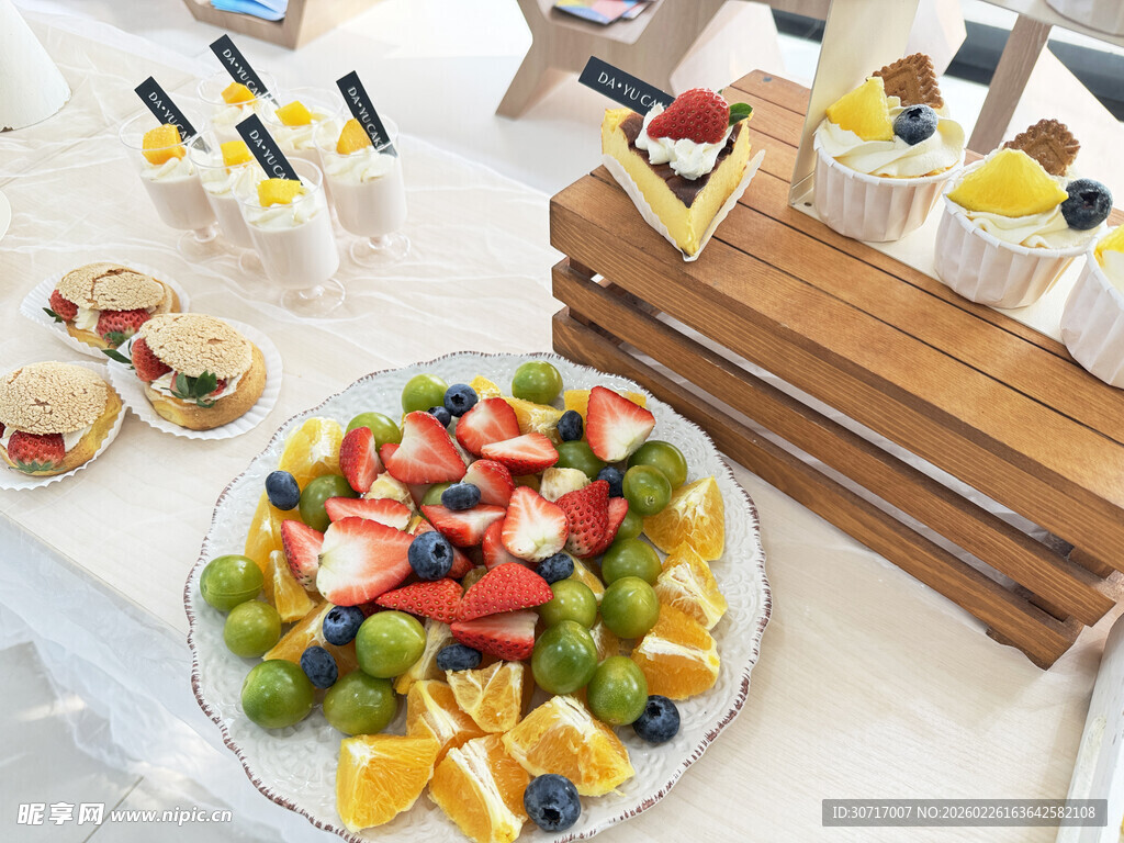 缤纷水果拼盘与精致点心