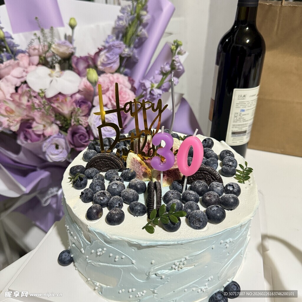 蓝莓装饰生日蛋糕