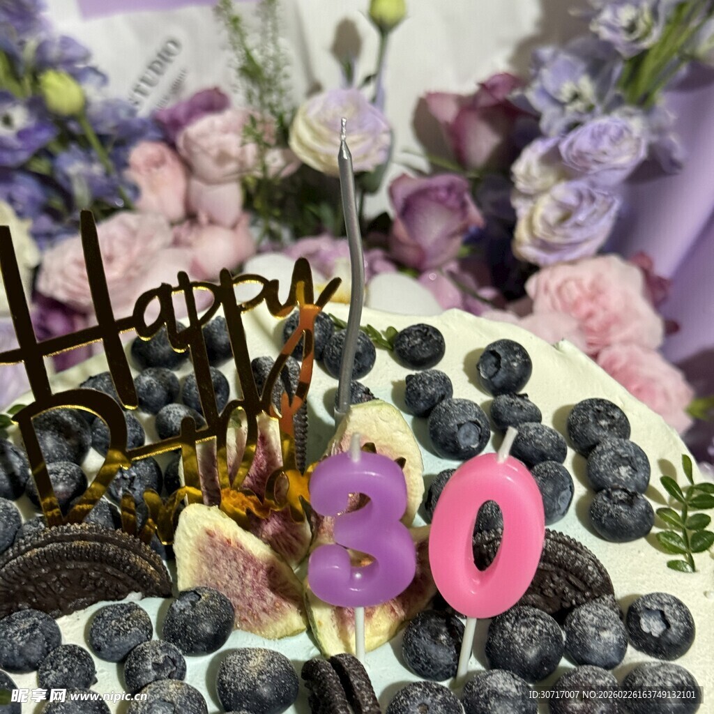 生日蛋糕与花卉装点