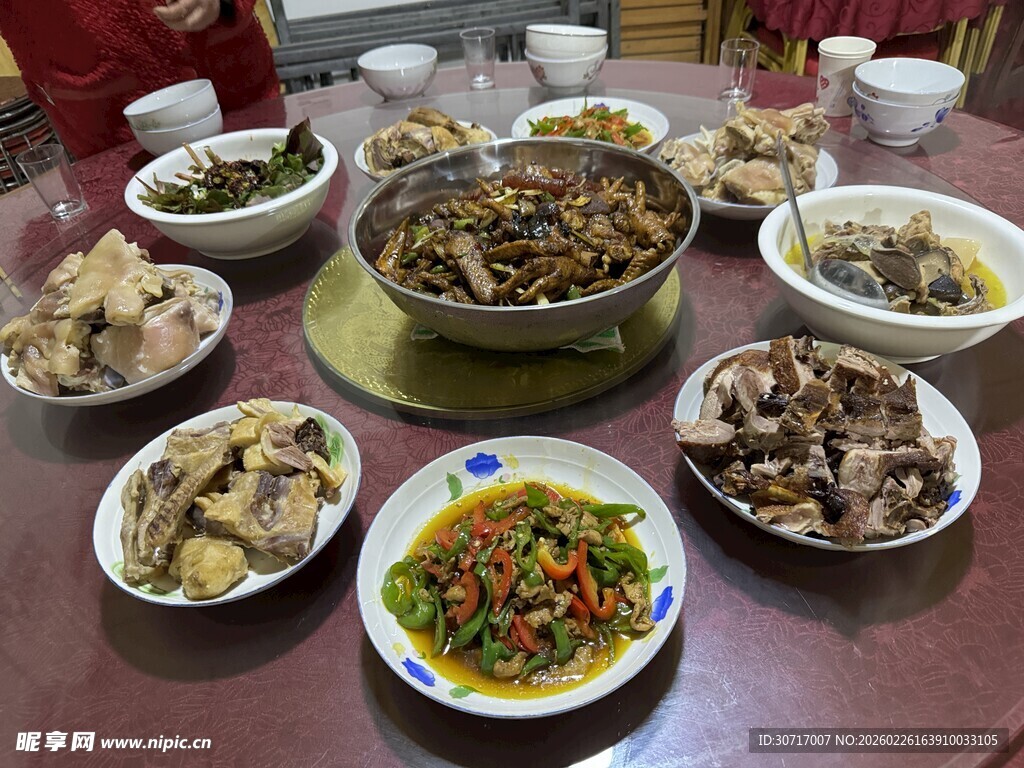 丰盛中式菜肴摆满圆桌