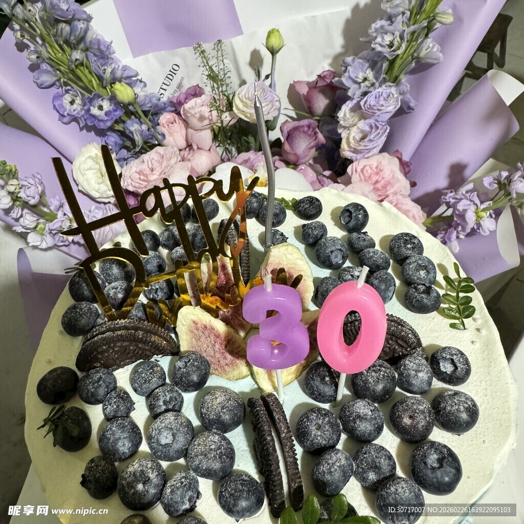 生日蛋糕装点蓝莓