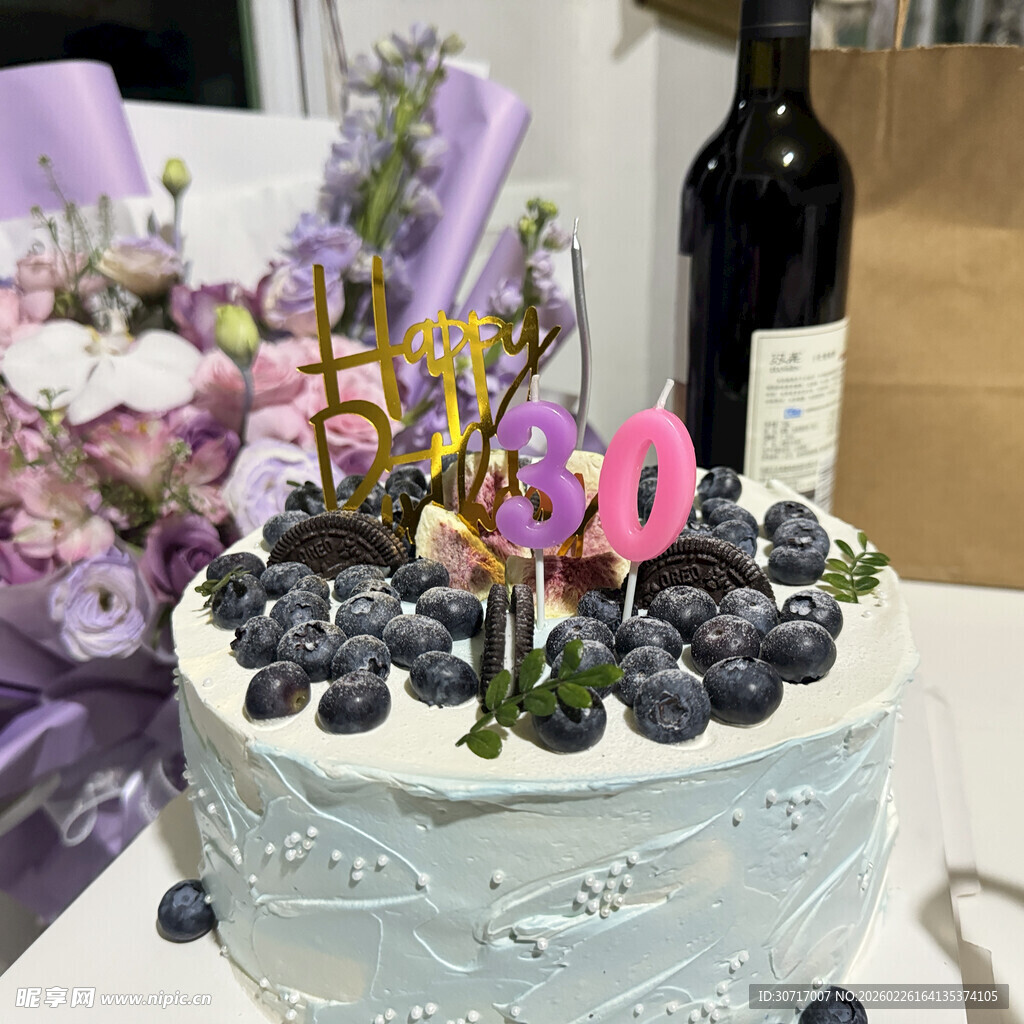 30岁蓝莓装饰生日蛋糕