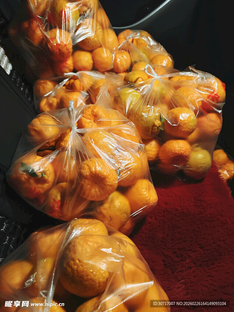袋装橘子堆放在一起