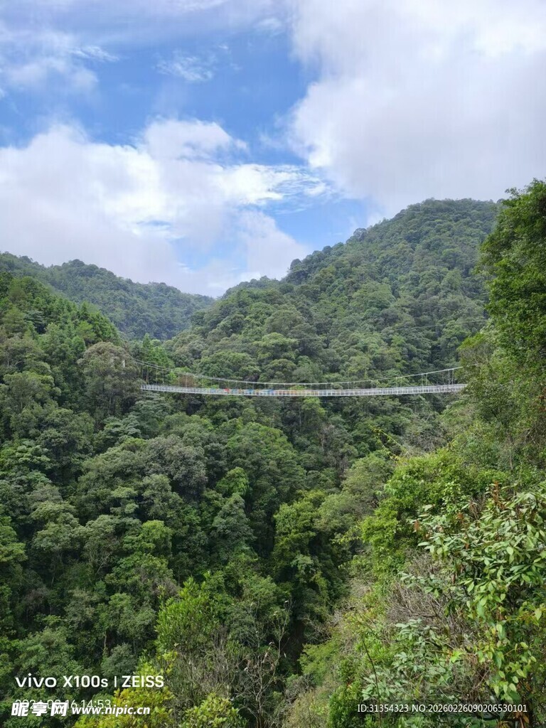 九龙江白云青山玻璃吊桥美景如画