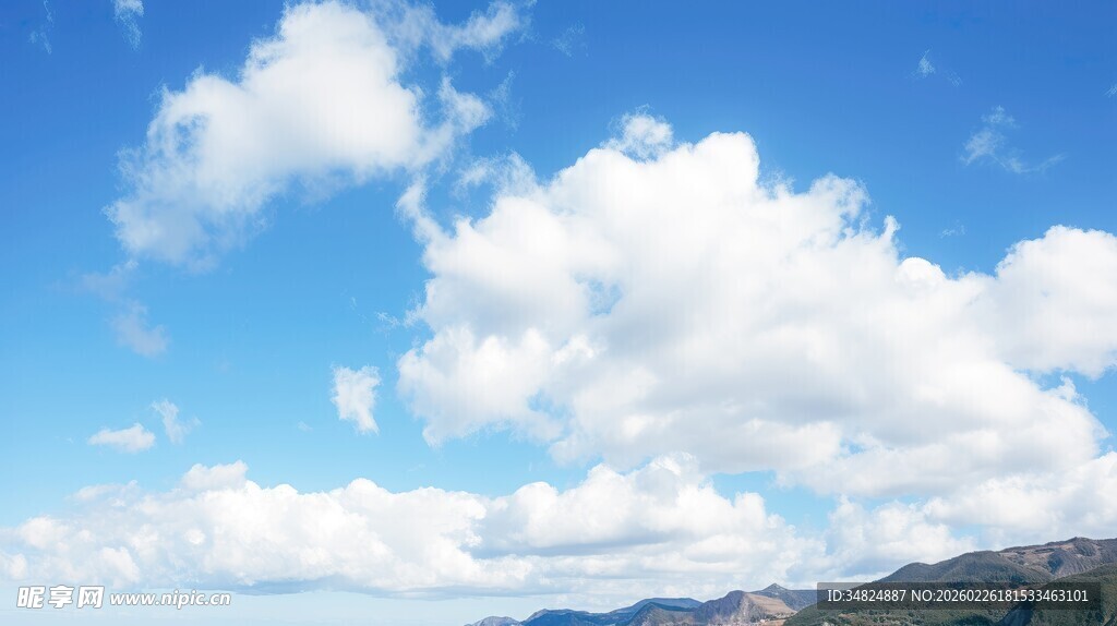 蓝天白云下的壮阔山水
