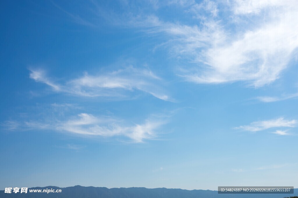 蓝天飘絮云