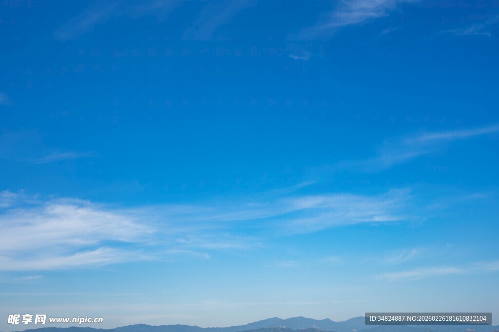 蓝天远山纯净自然景致