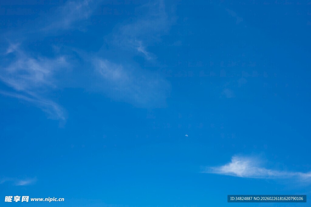 蓝天飘着几朵白云